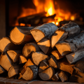 Bûches de bois et feu de cheminée